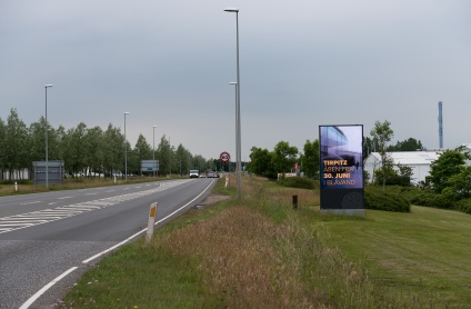 Stor infoskærm nær vejen