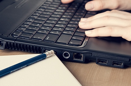 hænder der skriver på laptop