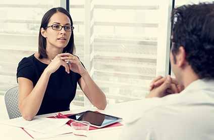 mand og kvinder sidder til samtale